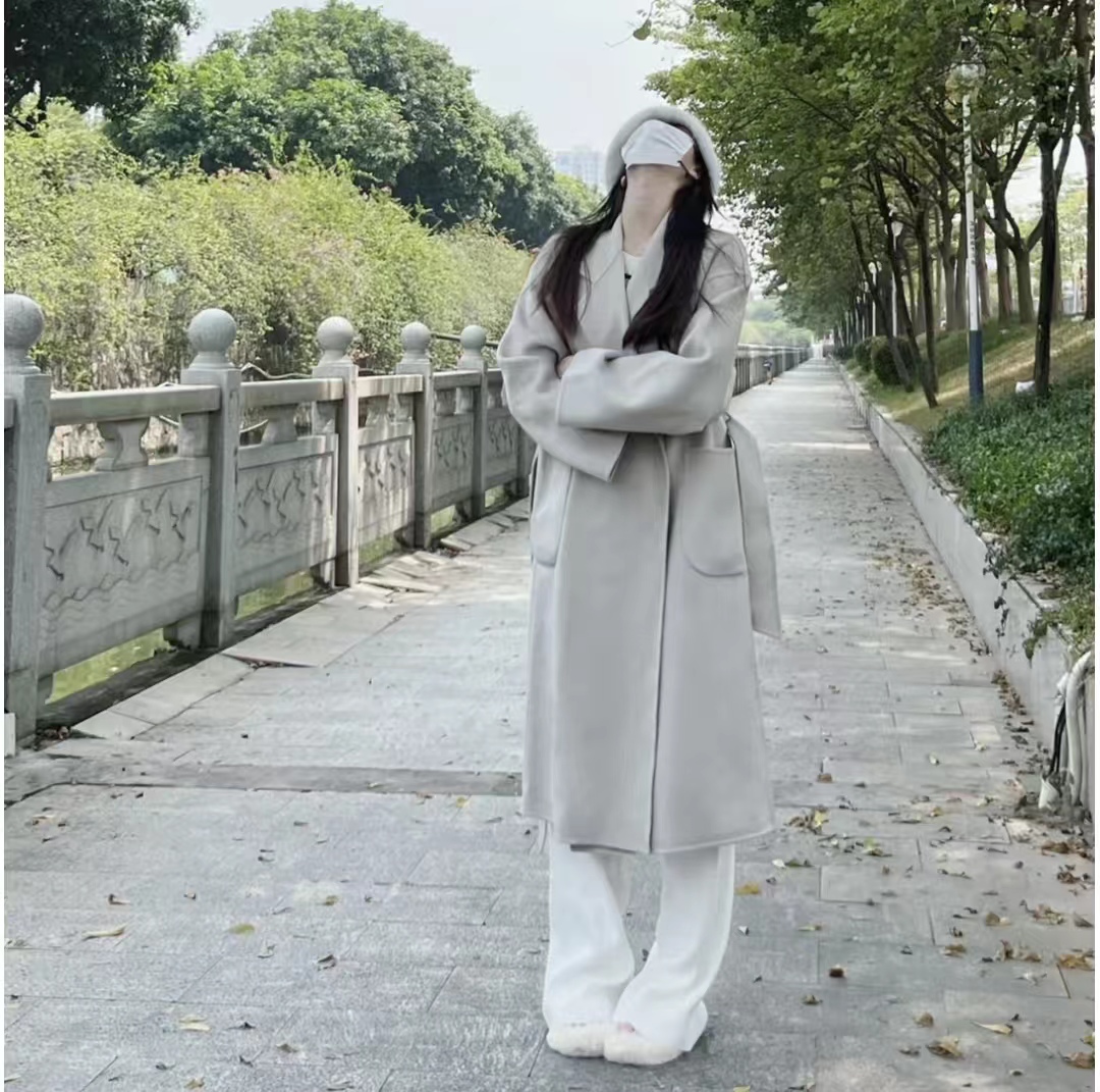 白色搭什么颜色最好看冬季女士,秋冬搭配什么颜色显白