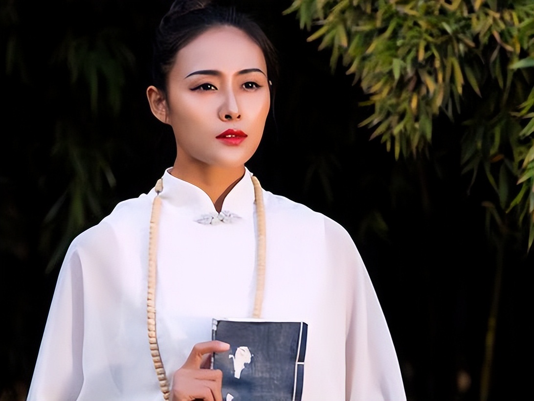 放假出行有感，写七律3首。入目无名花滟滟，向人蝴蝶粉盈盈