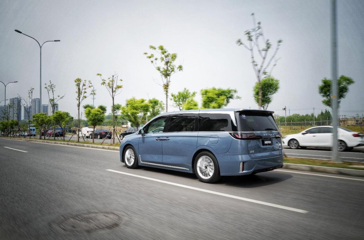 岚图mpv汽车试驾测评,岚图mpv增程版深度评测梦想家