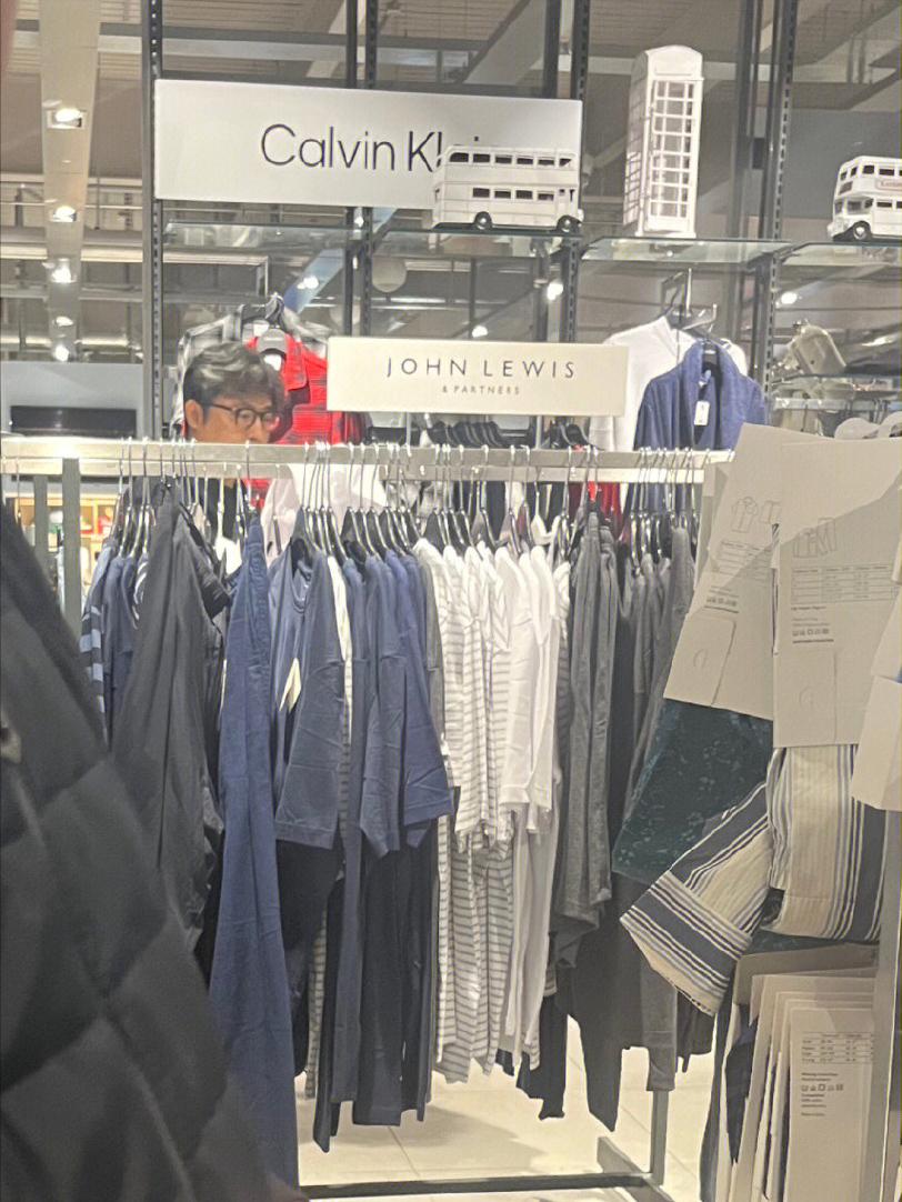 13岁王诗龄国外商场购物,13岁王诗龄英国街头开跑车