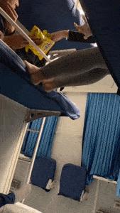 笑死了，女朋友说她昨晚游泳去了，这晒痕就是最好的证明