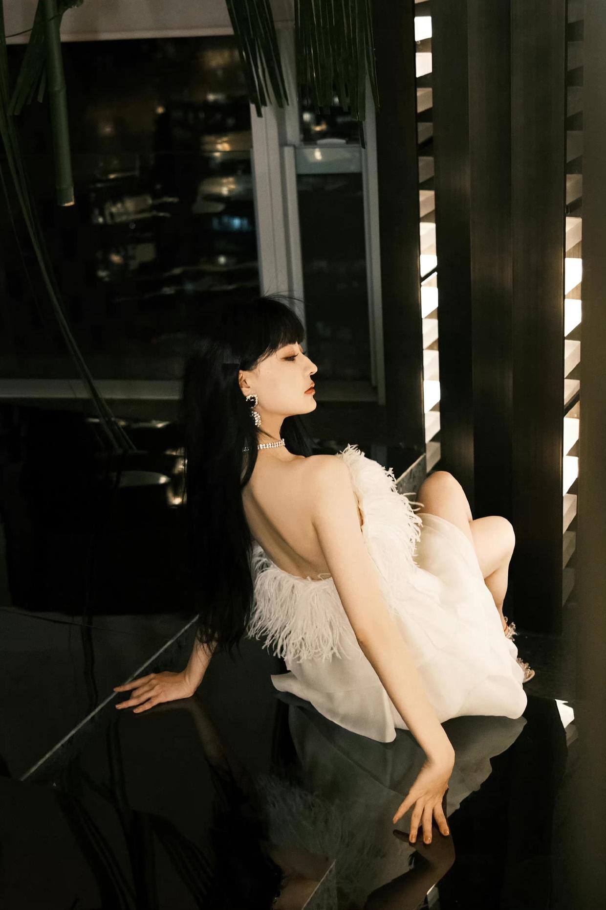 徐璐红毯吊带黑长裙造型,徐璐一袭长裙惊艳十足