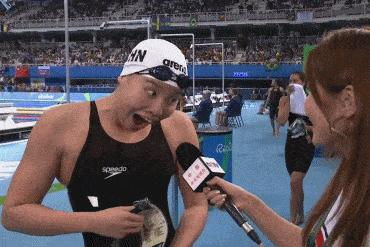 男子为庆祝好基友退伍穿女装迎接,男子庆祝哥们退役