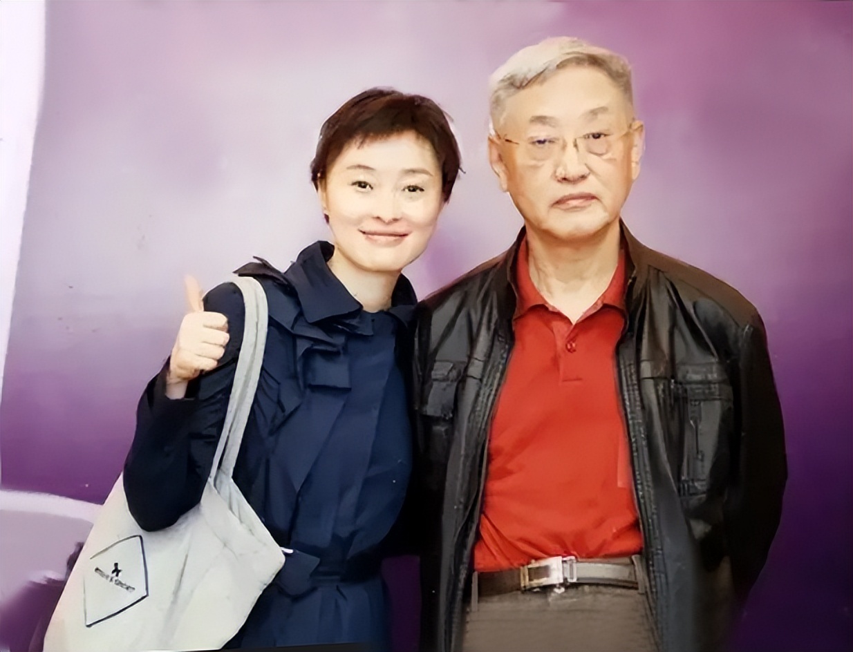 “白玉兰奖”吴越:给中风父亲安装家庭电梯,她的单身是父亲的痛