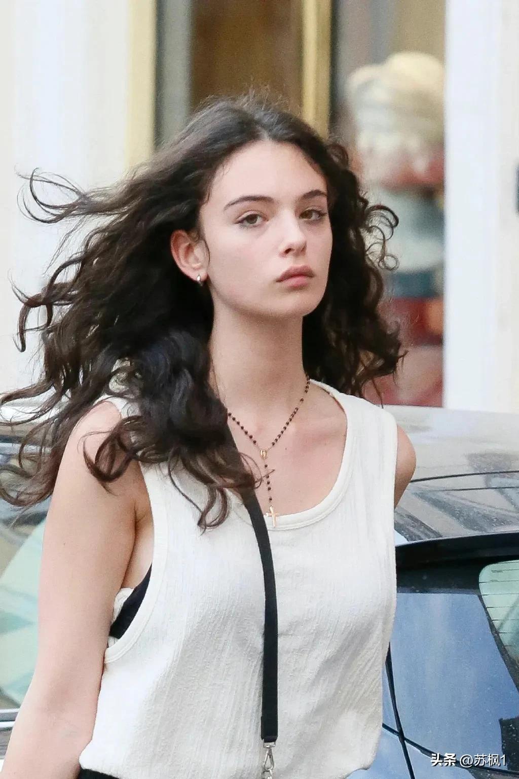 在我没有告诉你她爸妈是谁之前，你觉的她这张街拍美不美？