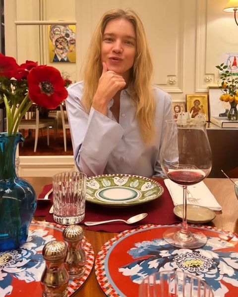 39岁LV太子妃看秀，淡妆呈现清透少女感，大颗“水晶”加身很闪亮