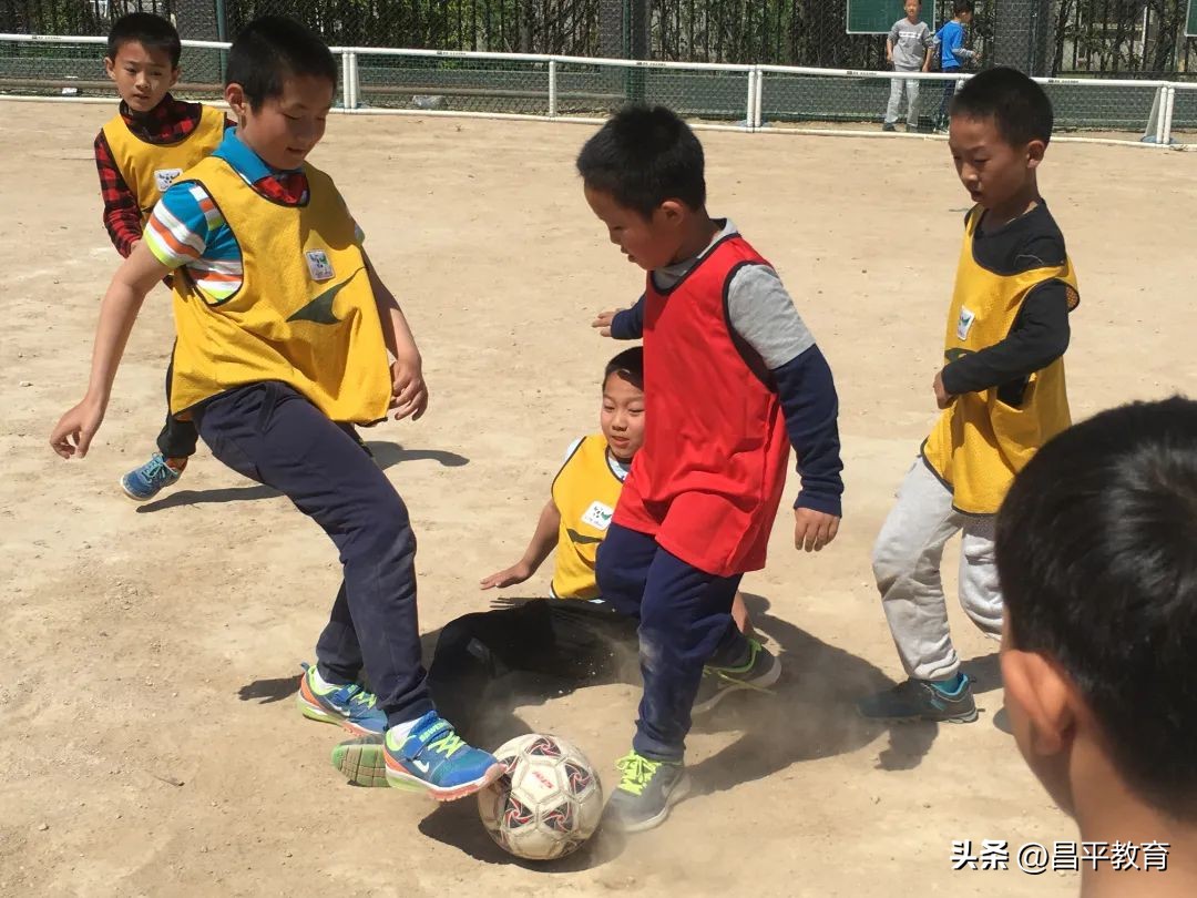 班级球赛氛围,学生教室足球世界杯