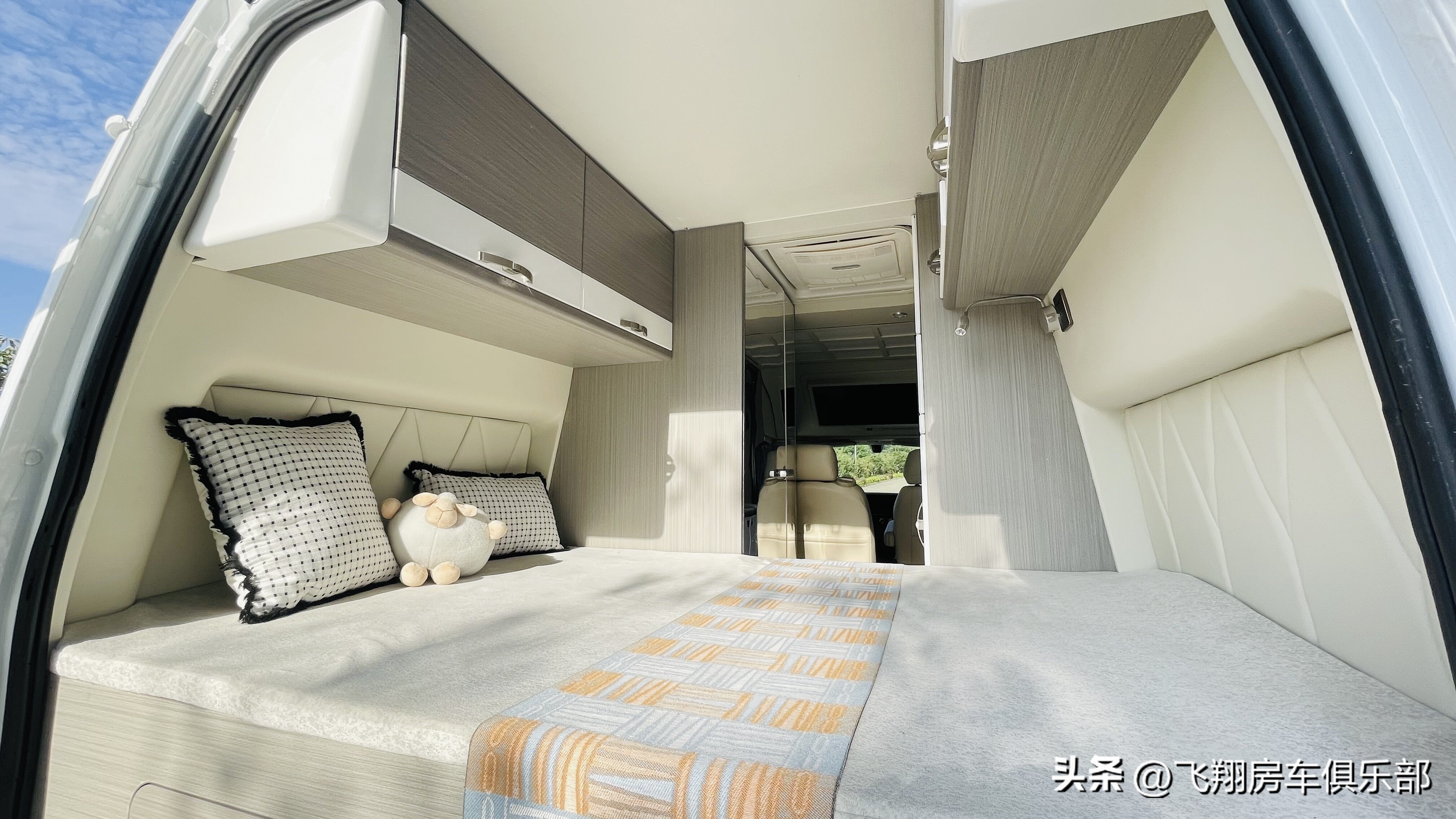 大空间房车二层别墅,福特新全顺房车6座4卧b型房车