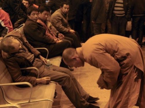 没有医疗保险的老人怎么看病,没有医疗保险老人怎么办