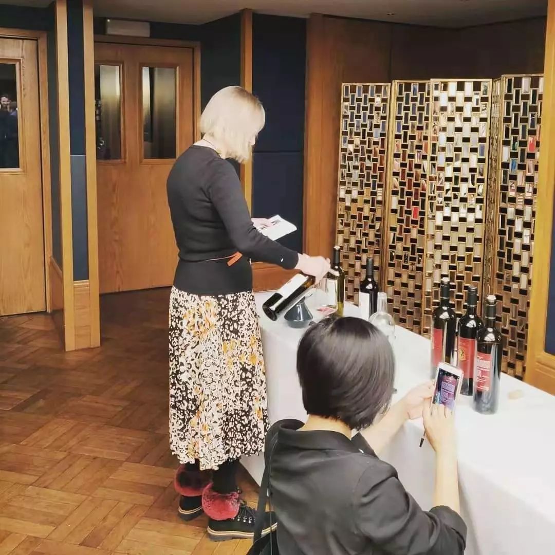 英国葡萄酒大师“葡萄酒王国第一夫人”给戎子葡萄酒高度评价