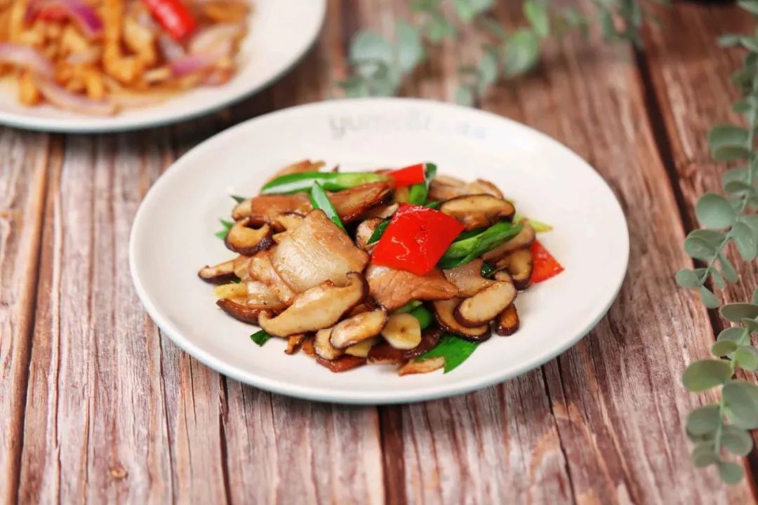 香菇配什么菜炒好吃香菇炒五花肉,用香菇炒五花肉肥而不腻老少皆宜