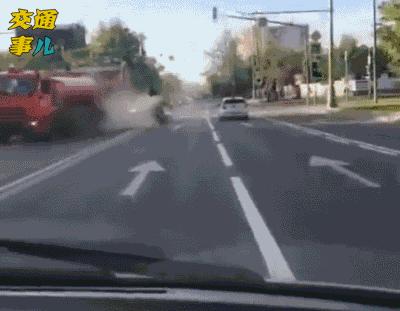 深夜时分在街头表演“杂技”？果然引来“特别关注”