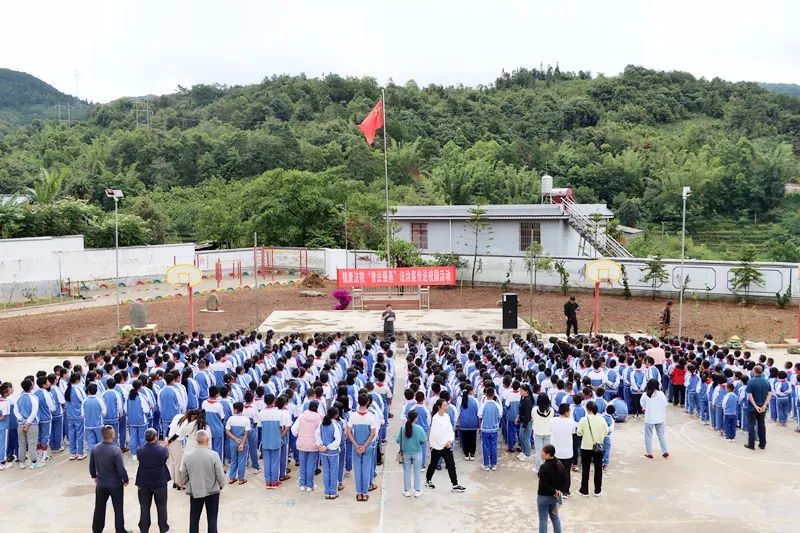 【普法强基在行动】镇康人民法院到忙丙乡中心完小开展“送法进校园”普法宣传活动