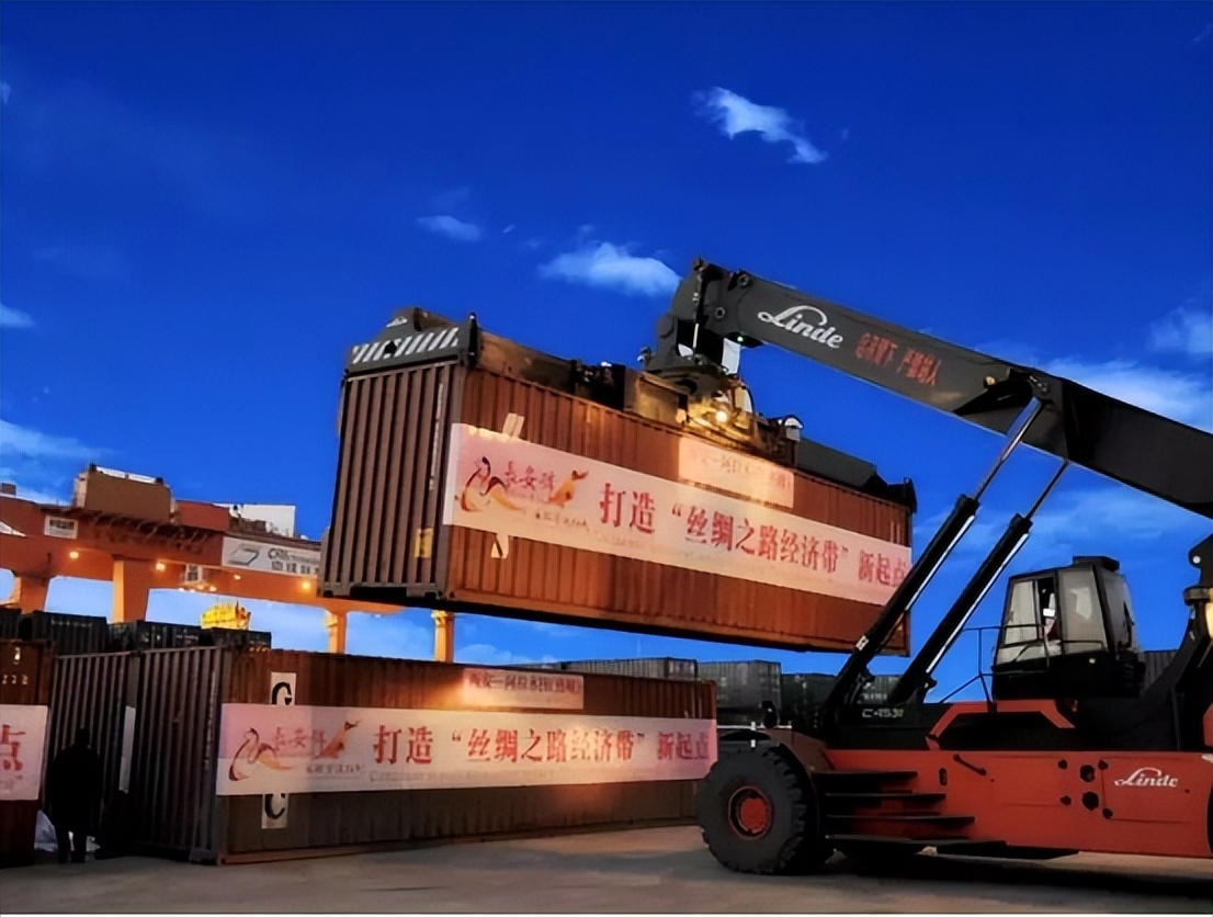 双循环视角下,为优化*疆新**外贸高质量发展,可从哪些方面入手?