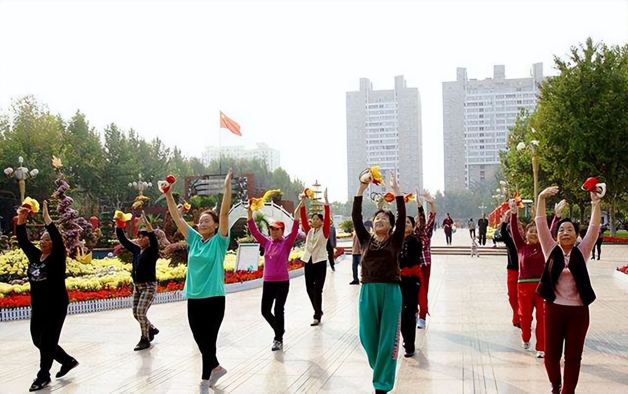 城里人到农村种树养老,农村老人靠儿子养老还是女儿养老