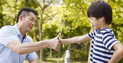 父母该如何对待子女的感情问题,父母和孩子之间的感情怎么培养