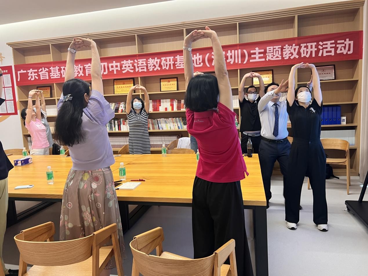 公益｜龙脊康*彤沈**教授进深圳南山外国语学校，普及脊柱健康知识