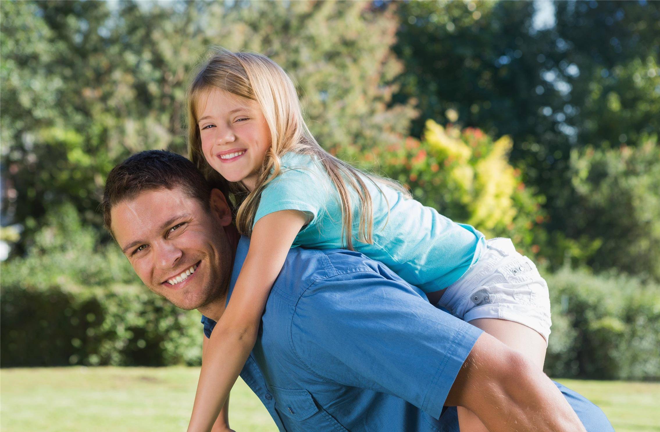 为啥女儿喜欢粘着准爸爸,女孩为啥老黏着爸爸
