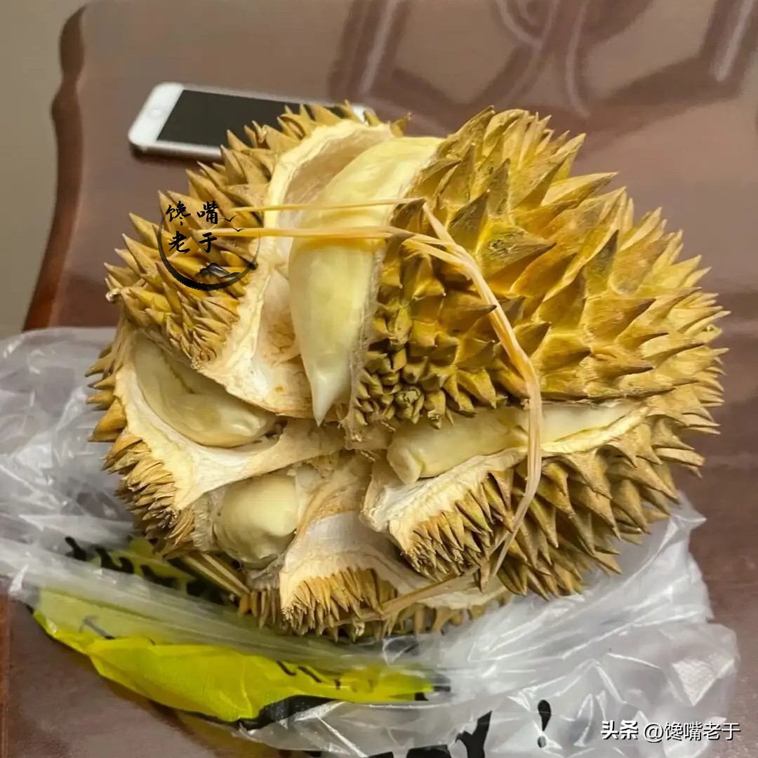 买榴莲是买轻点的还是重点的,买榴莲时老板直呼内行