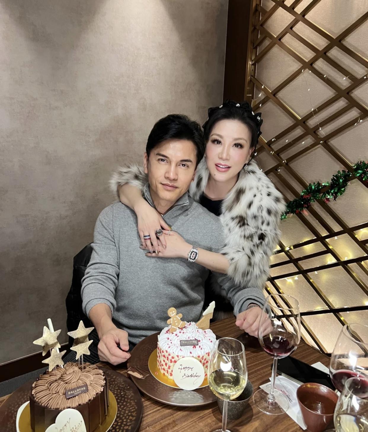 吕良伟与妻子合照,吕良伟和妻子在豪宅中秀恩爱