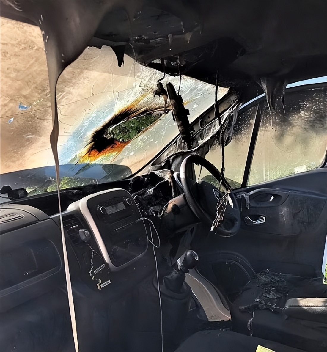 眼镜在车上被暴晒怎么处理,墨镜放车里晒坏了怎么办