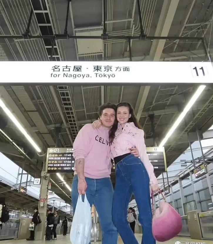 贝嫂狂晒48岁小贝半裸翘臀照，全球网友狂欢：谢嫂子带看男菩萨！