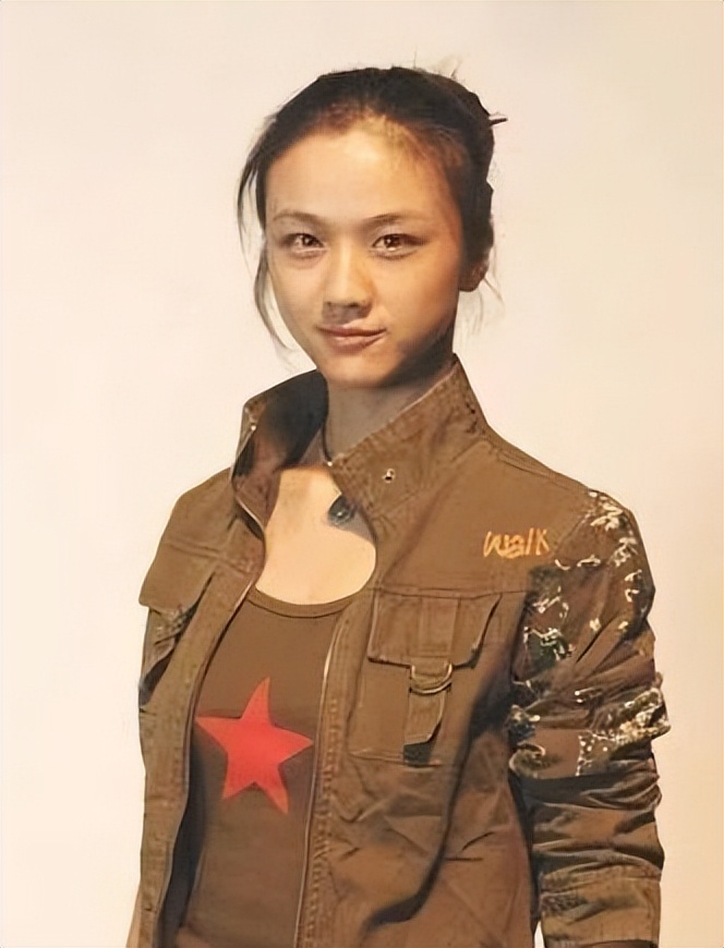 40岁汤唯穿裙子,汤唯穿绿裙长发飘飘