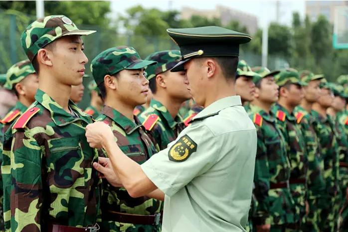 军训时教官逼学员喝烟灰水后续,教官让学生喝饮料