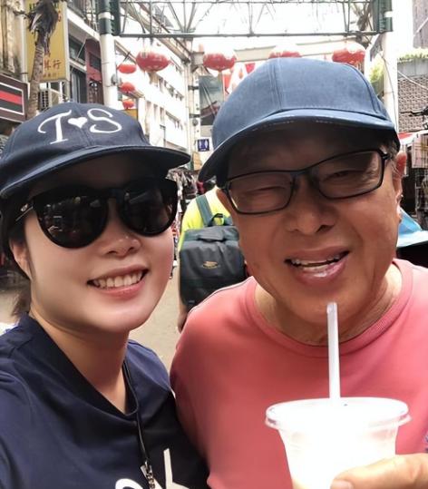 57岁富婆嫁小19岁老公生下三胞胎,57岁富婆嫁给丈夫后生三胞胎