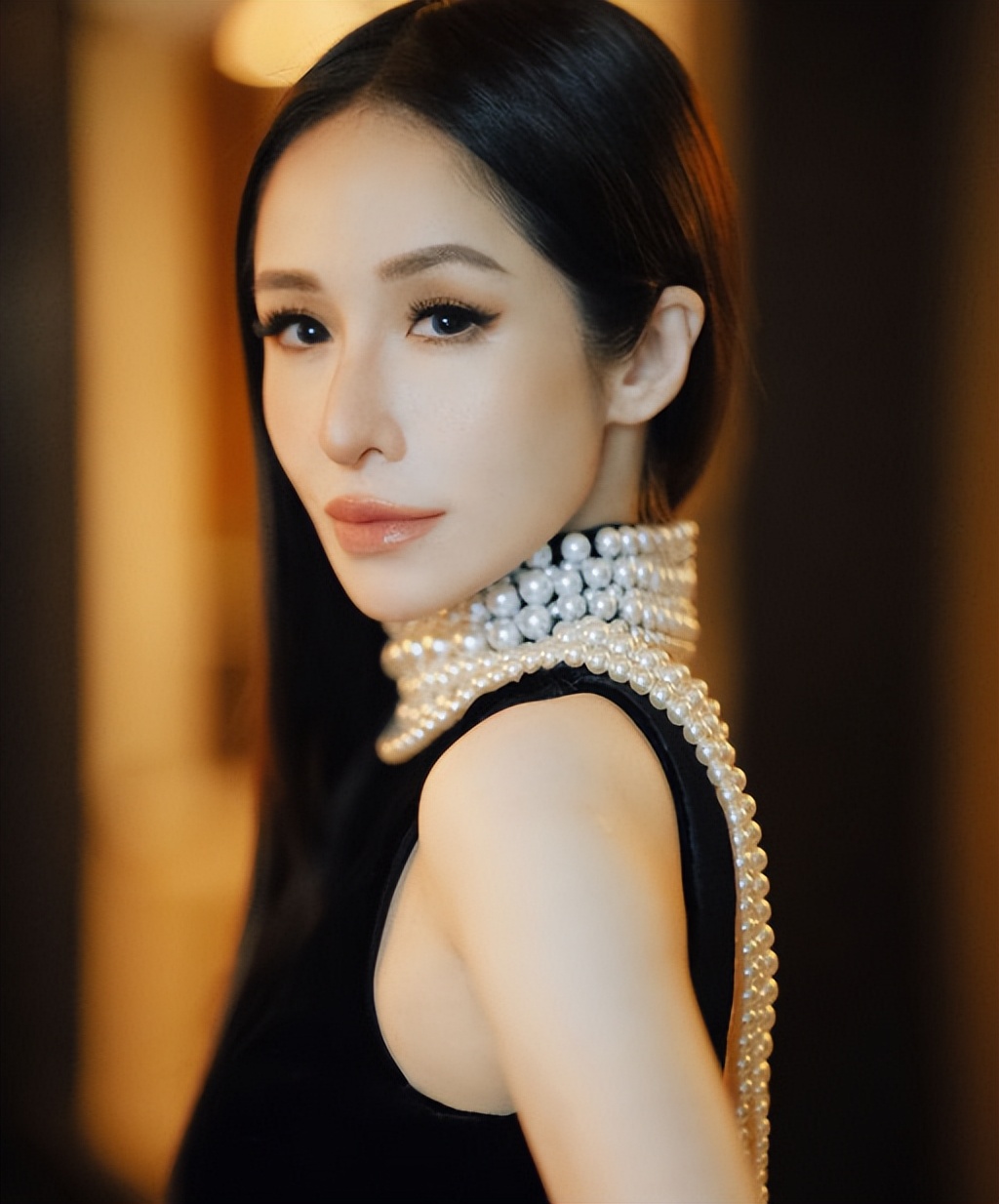 萧亚轩公开受伤照片遭痛批,萧亚轩做髋关节手术