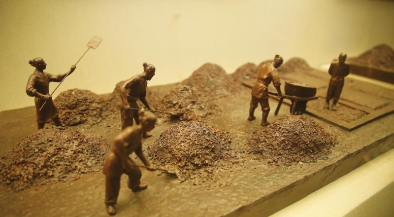 97年香港回归赖茅酒2斤装价格,赖茅53度1997年现在值多少钱一瓶