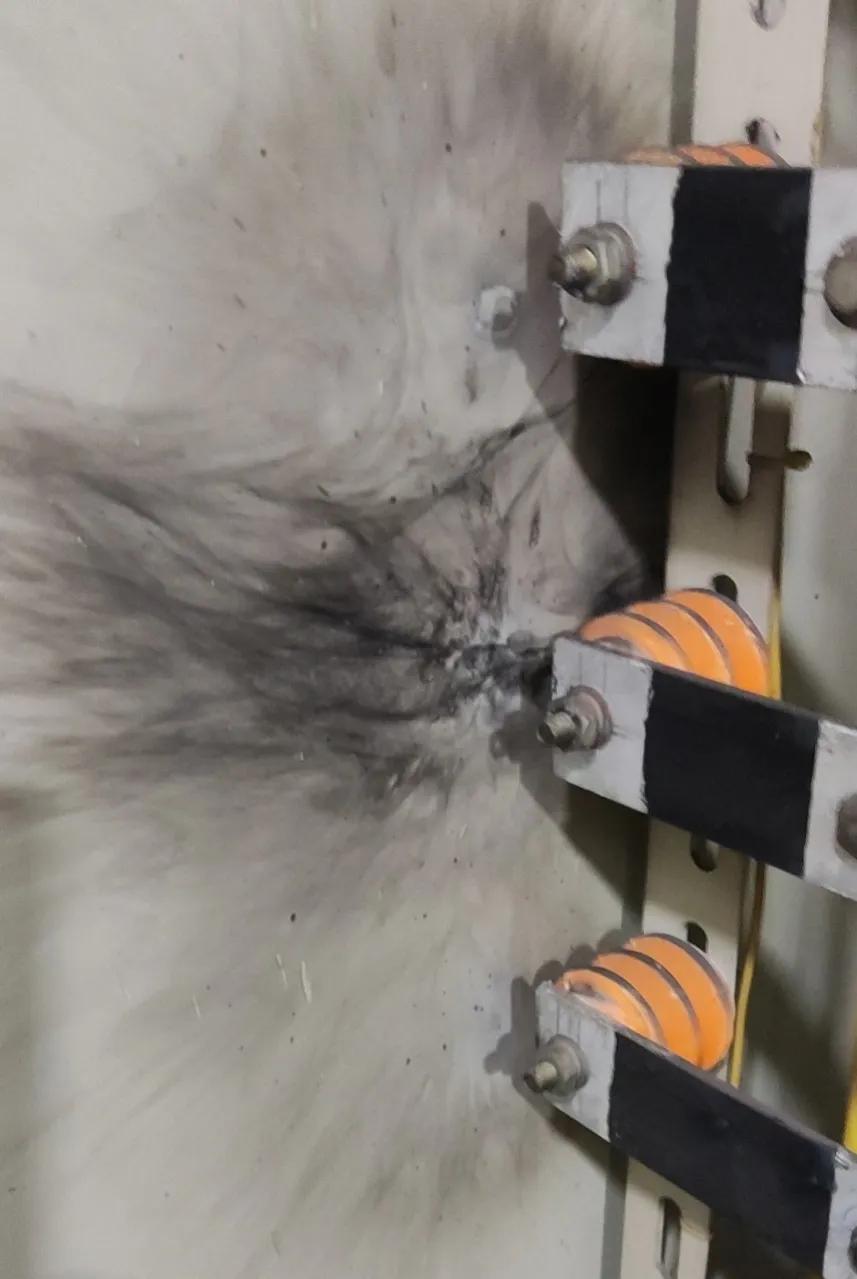 断路器跳闸推不上去,配电室总闸老跳闸是怎么回事