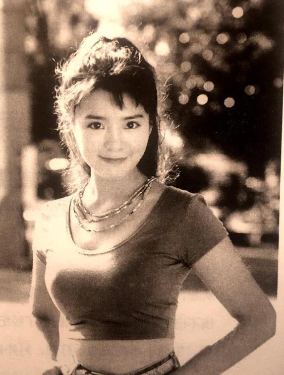 朱迅一家三口照顾瘫痪公公,朱迅和丈夫吃饭