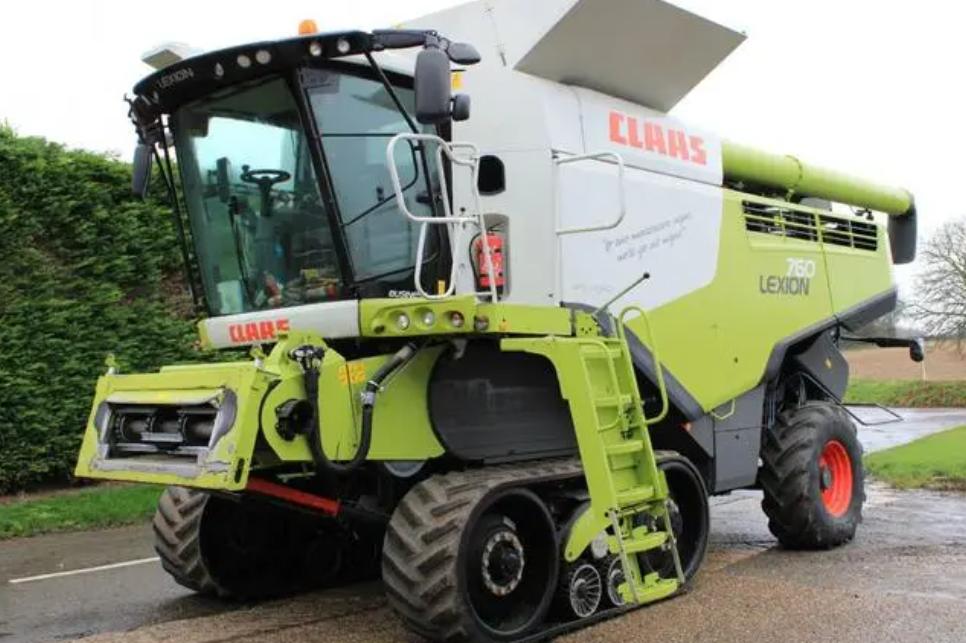 格拉斯大型联合收割机收割视频,大型克拉斯收割机工作视频