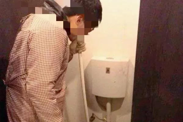 一位捅30年厕所的农民工：挣够500万，我就回老家农村种1亩田