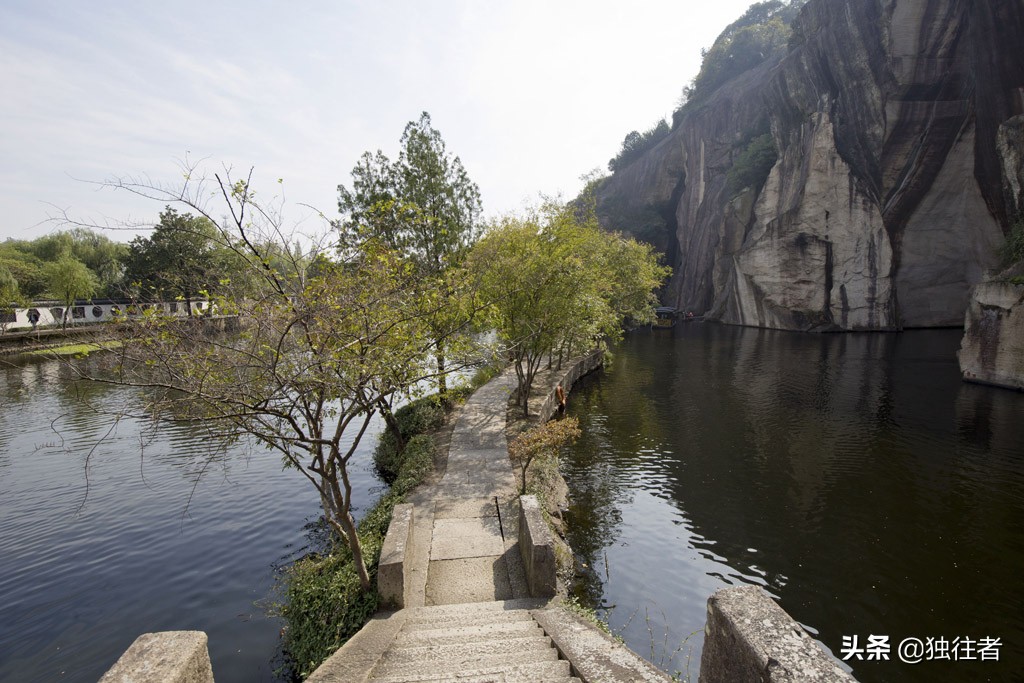 勿谓湖小，天在其中，浙江三大名湖之一，绍兴东湖
