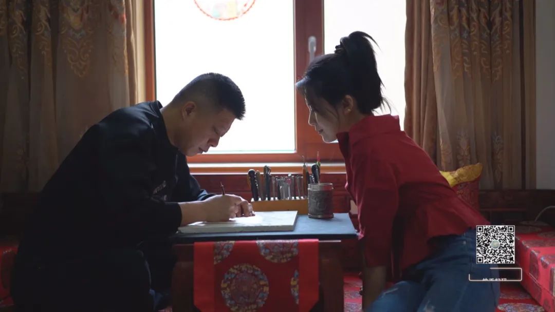 为防止女友超越自己，他竟然选择了……