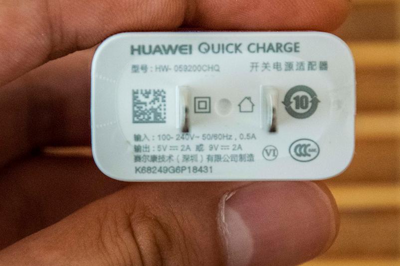 电子怀旧之旅（23）-“花漾”背板的先驱者-华为荣耀8