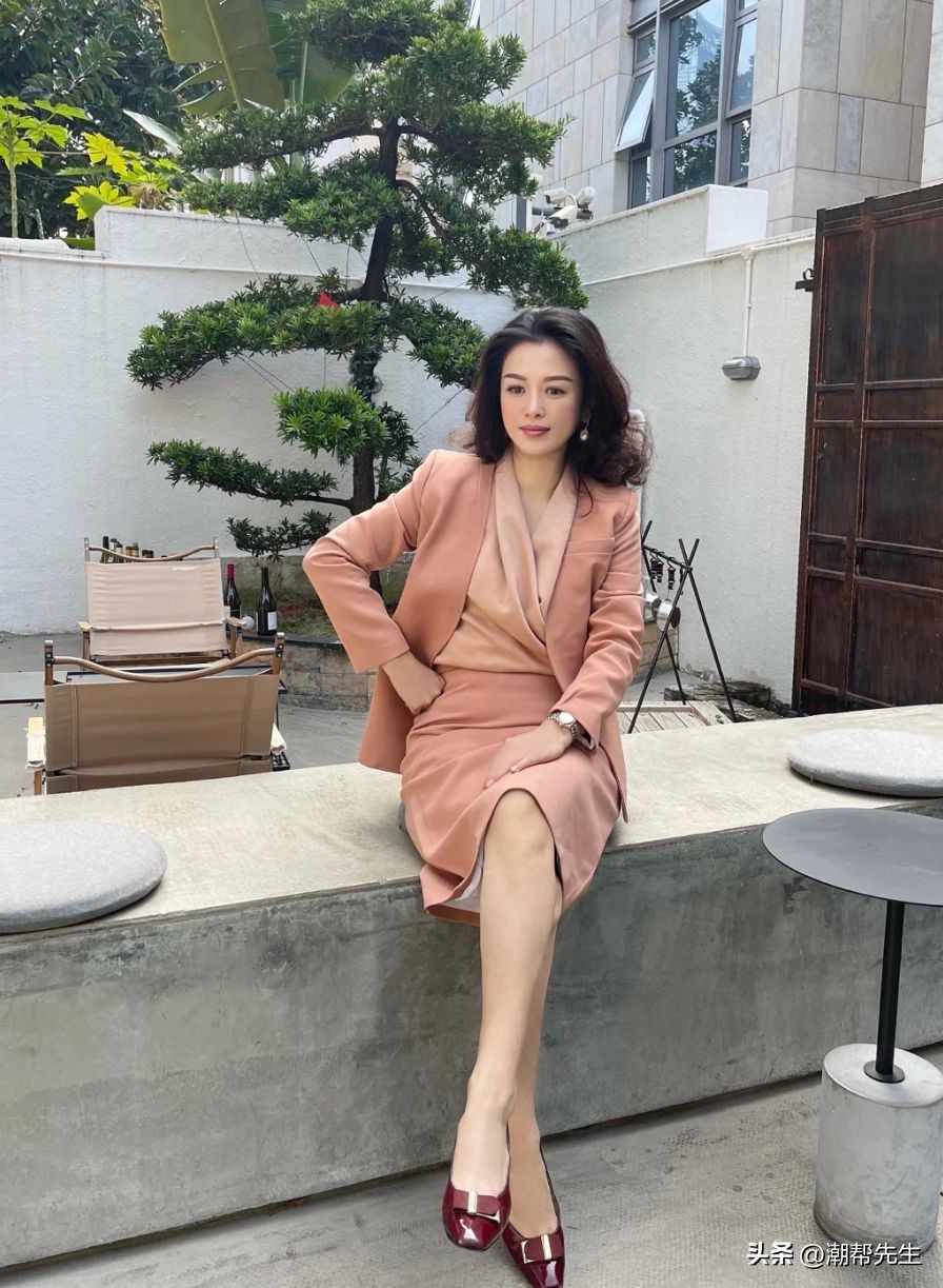 中年女士冬季穿什么颜色好看,别再穿黑白灰了这样穿超级减龄