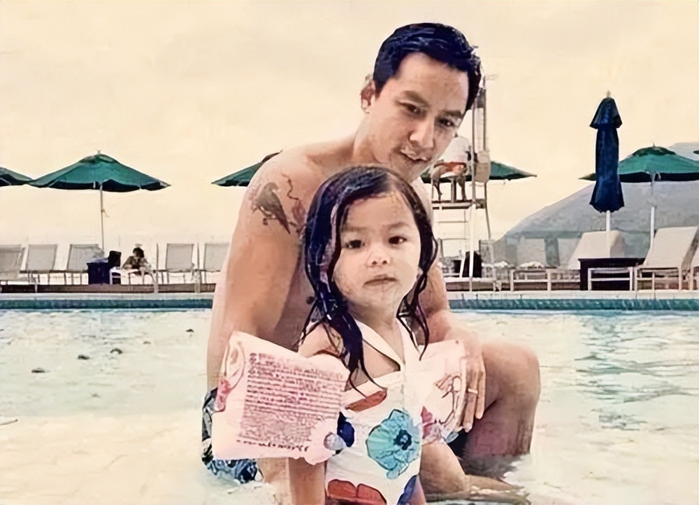 吴彦祖带妻女现身台北街头,吴彦祖携妻子现身