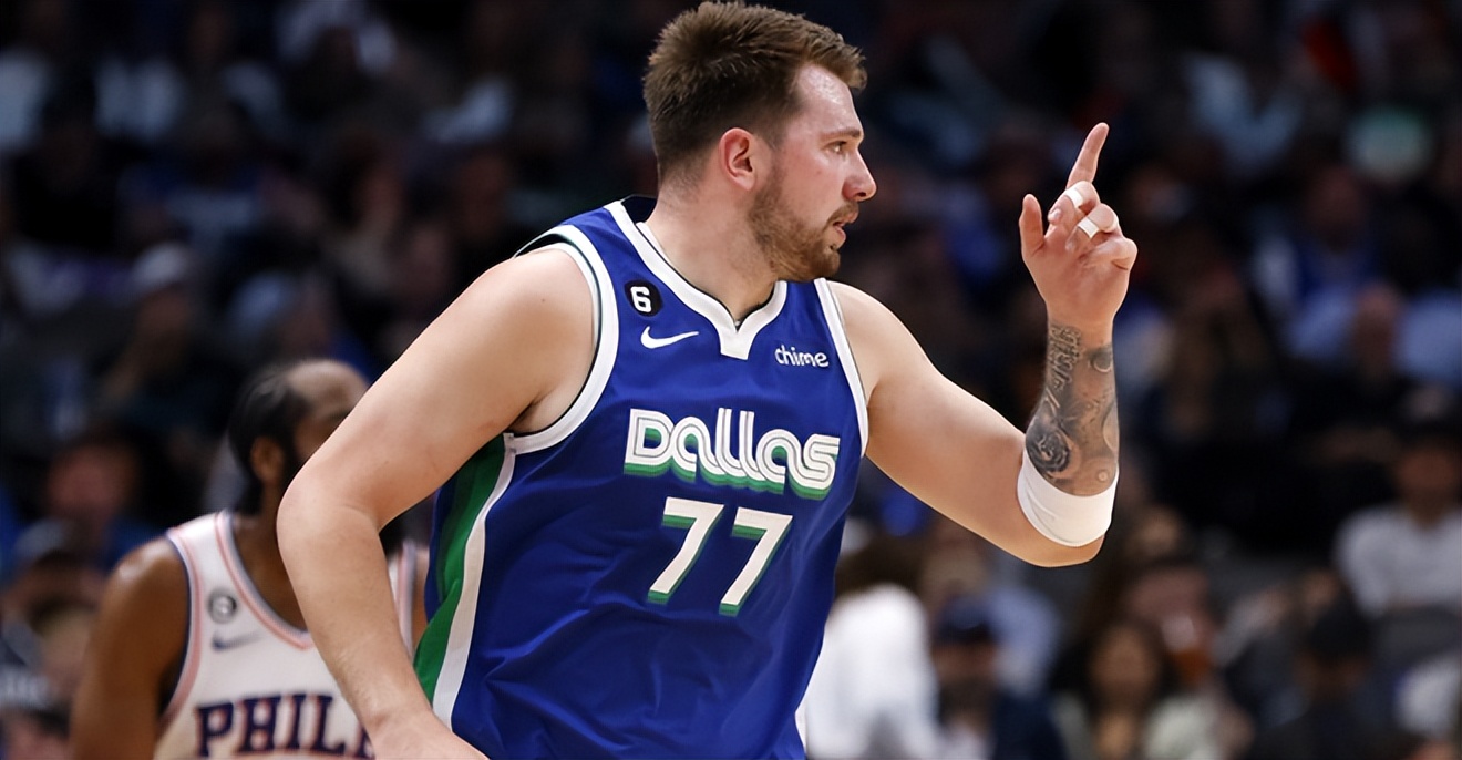 东契奇欧文末节联手打出8比0,半场三双东契奇