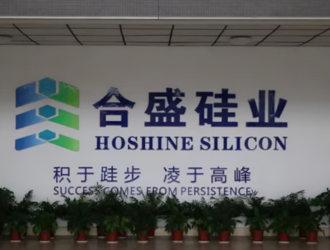 宁波新首富诞生！靠2万元创业基金卖草帽，如今身价达1400亿