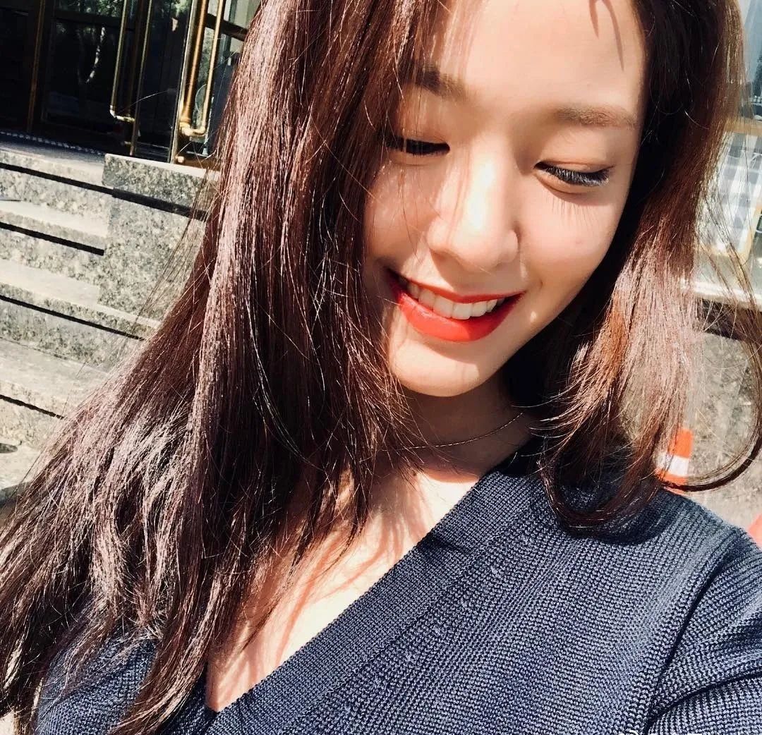 被网友称为“韩国最强肉体”身材演技在线的金雪炫还热衷慈善事业