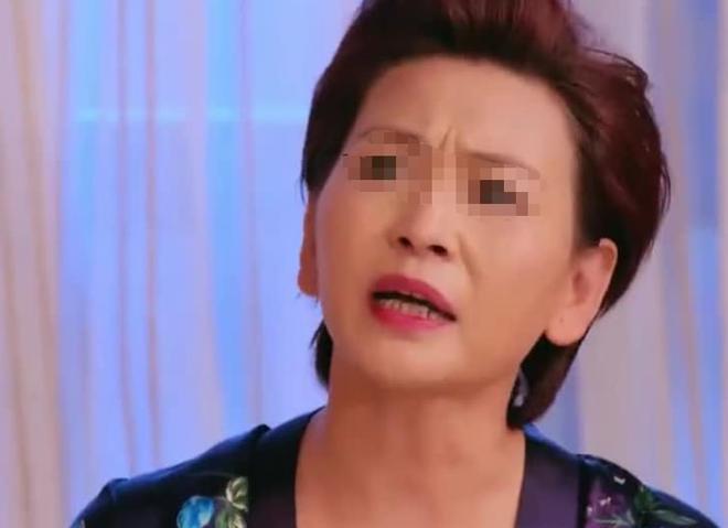 一名男子在海鲜市场买海螺，回家清理的时候发现包里有一个密封圈