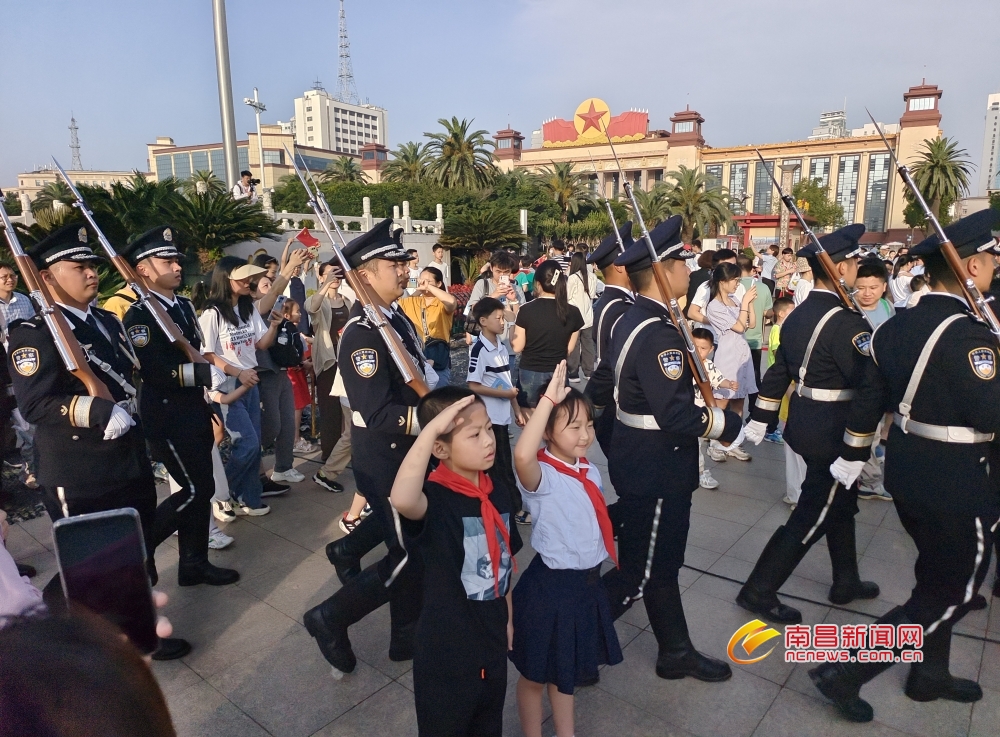 八一广场升旗仪式10月1日,南昌八一广场六一升旗