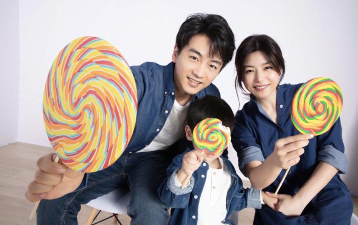 陈妍希陈晓合体现身高调撒狗粮,陈妍希晒全家福为陈晓庆生