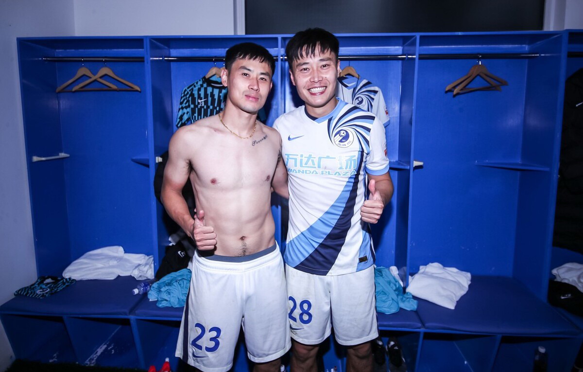 中超大连人赛后谢场,大连人谢晖赢球后拥抱