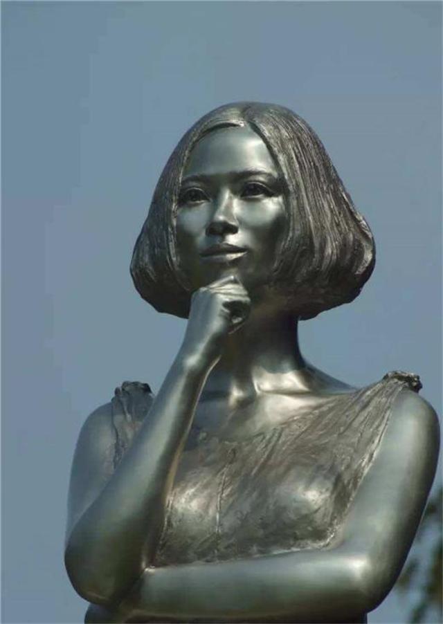 姚贝娜铜像图文,姚贝娜墓地雕塑