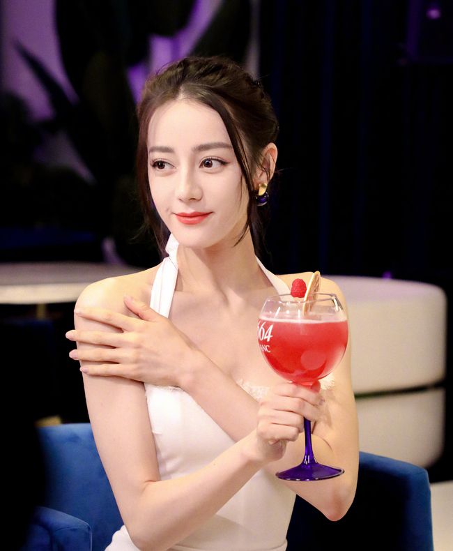 “酥胸半露”却偏要捂着,故作矜持,有一种尴尬叫迪丽热巴玩性感