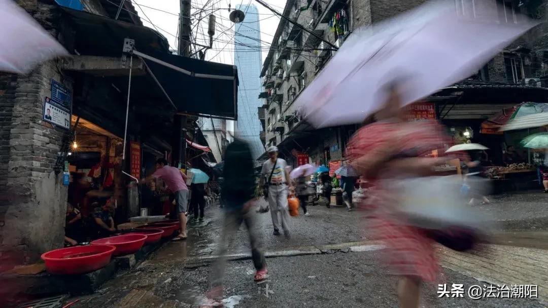 小城里的艾滋病人：为了不被发现，她们放弃低保